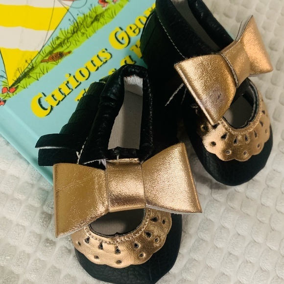 2 pairs Baby girl shoes.  Size 7 and newborn size - Picture 7 of 13